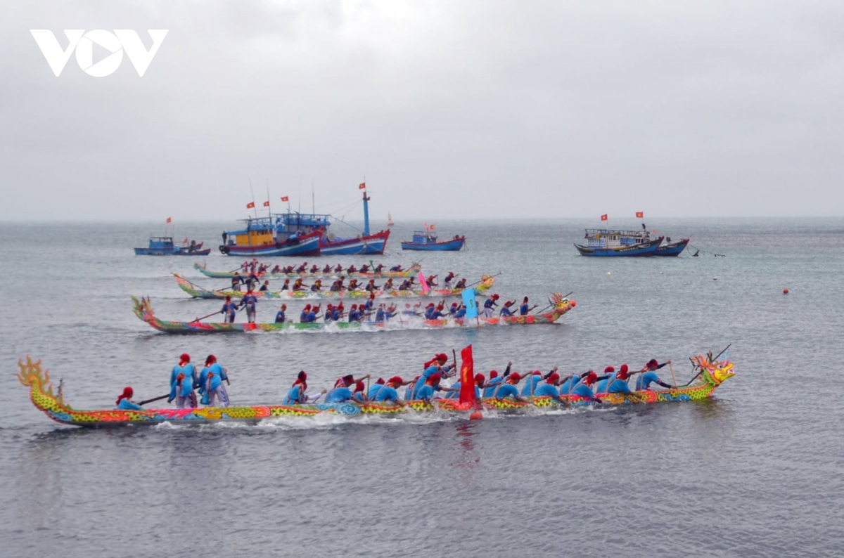 Lễ hội đua thuyền Tứ linh đầu xuân ở đảo Lý Sơn
